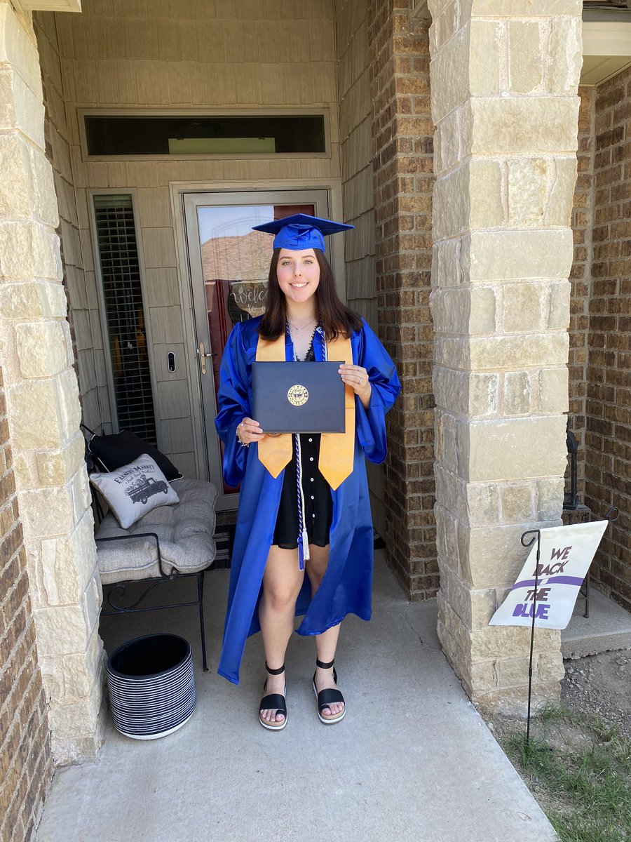 Makaayyllaa's tweet photo. Here’s the cap and gown so you know I’m smart and stuff https://t.co/qdE4KX0CXt