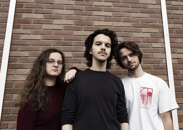 De selectie van het reizende festival <a href="/Popronde/">Popronde</a> is bekend! De beste talenten uit de aanmeldingen zijn geselecteerd. Onze programmeur had een aantal deelnemende acts al eens in zijn vizier waaronder Ellij, GUYY, KY., Melle en Minor Citizen.
Meer info: bit.ly/3eWCPEE