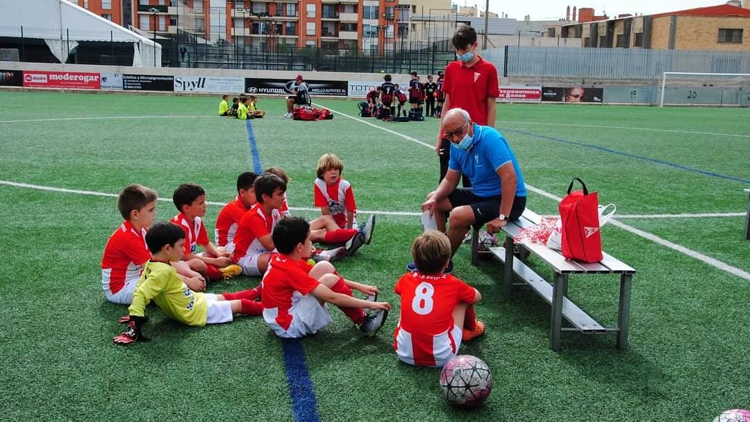 cdtortosa's tweet photo. ⚽️ 📸 📰 Imatges i resultats dels partits del cap de setmana a la nostra pàgina de Facebook👈🏻🔴⚪
#cdtbase #cdtescola #Tortosa #TerresdelEbre #AbelloAutotec https://t.co/U2I41GeK0B
