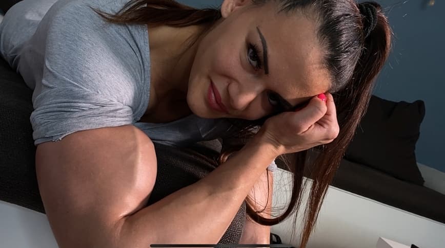 JoeBaloney3's tweet photo. Erica v Kim. Two gorgeous muscle babes agreed to fight for the muscle stud, Dick Long. Kim didn't stand a chance. Erica overpowered Kim with a barrage of punches that KO'd her. Mr. Long took Erica to the bedroom, worshipped her incredible biceps before banging her to ecstasy. https://t.co/iBJyWkeop7