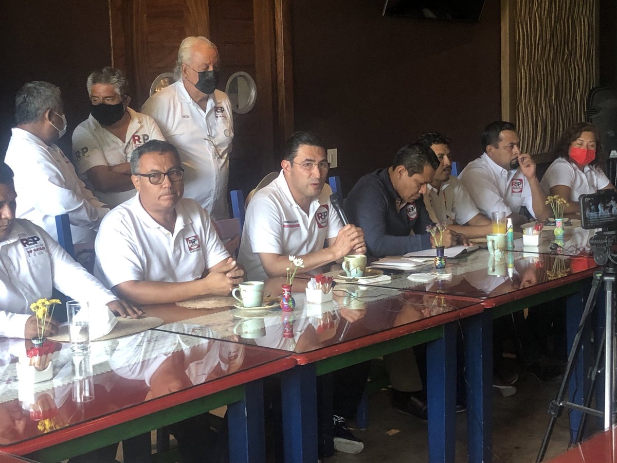 JFernandoGS's tweet photo. Junto a @bersael estamos iniciando gira por la costa de #Oaxaca atendiendo conferencia de prensa y en un rato estaremos en el istmo de Tehuantepec haciendo campaña al lado de nuestr@s candidat@s 
Somos una coalición de grandes ciudadanos, no somos arietes de nadie.
#VotaRSP https://t.co/iY1XfgKMf4