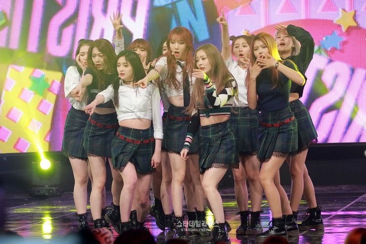 hourlypristpia's tweet photo. thank you pristin <3 https://t.co/OunoafWOy8