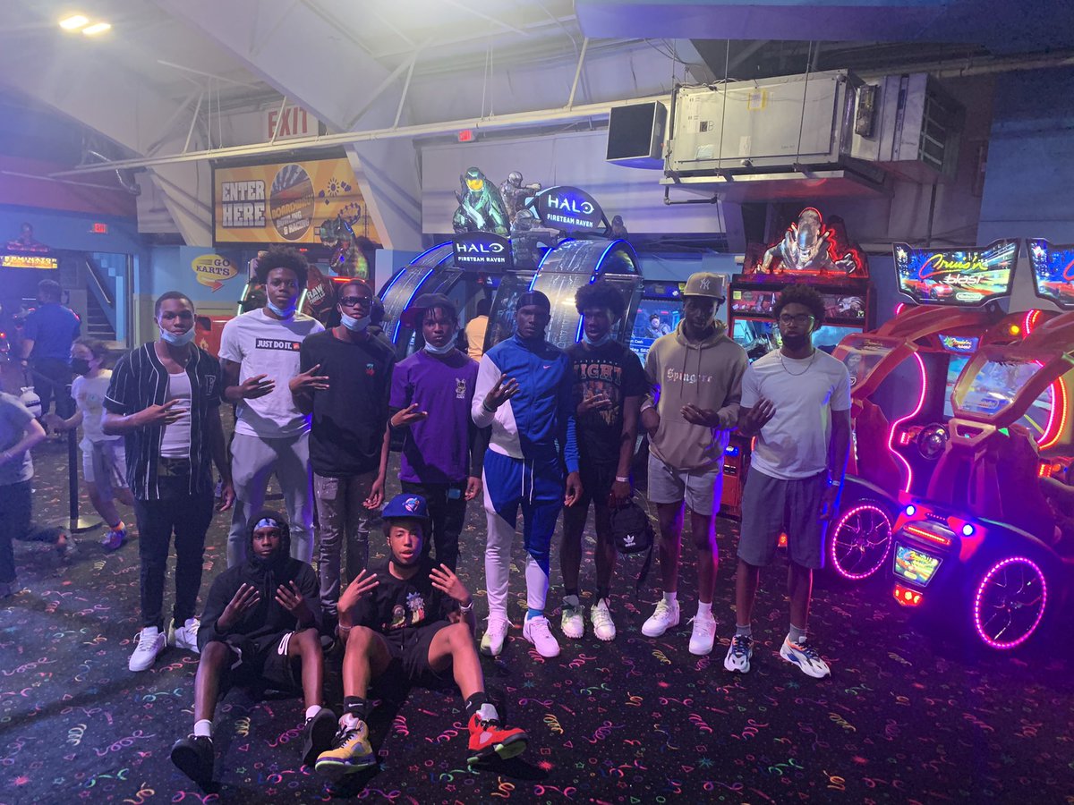 1kFamah's tweet photo. Had a good time with my dawgs last night #irvingtontuff #positionbonding #family https://t.co/LaaHOAw2cg