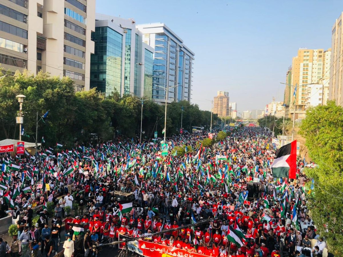 NaeemRehmanEngr's tweet photo. تاریخی فلسطیین مارچ- شہر کراچی نےآج حق ادا کردیا اہل کراچی کا شکر گزار ہوں جنہوں نےآج مظلوم فلسطینیوں کےساتھ کھڑےہوکر امت کےتصور کو ایک بار پھر زندہ کیاہے۔
ان شاءاللہ بیت المقدس کی آزادی مقدر ہے۔
#PalestineMarch_Pak https://t.co/M8mPpKo1gA