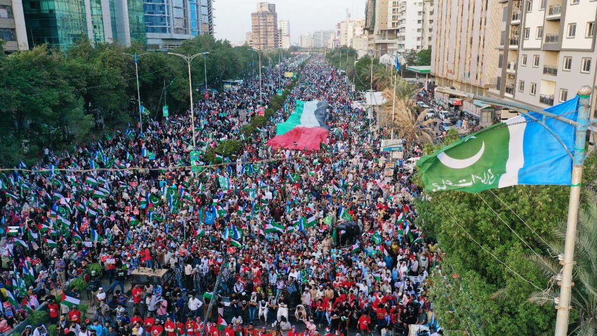 NaeemRehmanEngr's tweet photo. تاریخی فلسطیین مارچ- شہر کراچی نےآج حق ادا کردیا اہل کراچی کا شکر گزار ہوں جنہوں نےآج مظلوم فلسطینیوں کےساتھ کھڑےہوکر امت کےتصور کو ایک بار پھر زندہ کیاہے۔
ان شاءاللہ بیت المقدس کی آزادی مقدر ہے۔
#PalestineMarch_Pak https://t.co/M8mPpKo1gA