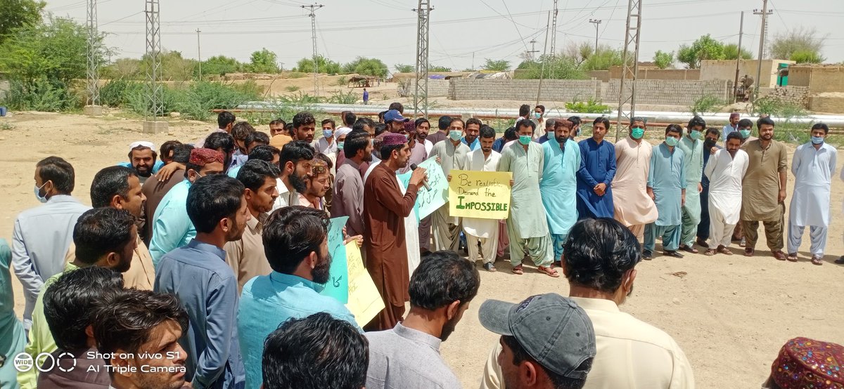 bugtifarooq143's tweet photo. Today's Protest  against Local Companies PPl and OGDCL..
Local Engineers and diploma holders demands to be fulfilled and their qouta to be revived.
@JameelBugti225 
@DCderabugti 
@KahudaBabar 
@MirZabidReki 
@AnpMpa @PakSarfrazbugti https://t.co/8U1uIp7vga