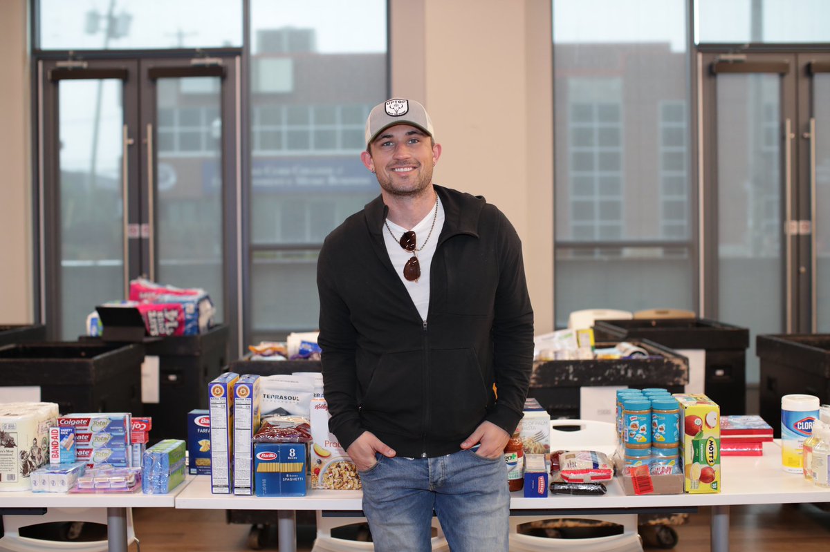 We have a great ‘picture’ of <a href="/Michaelraymusic/">Michael Ray</a>’s heart here, when he helped out with our donation drive in Nashville with the CMA! <a href="/CountryMusic/">CMA Country Music</a> 

Be sure to go check out his new song Picture, out now on all streaming platforms!

#CMA #MICS #CMAMICS #musicallyfed