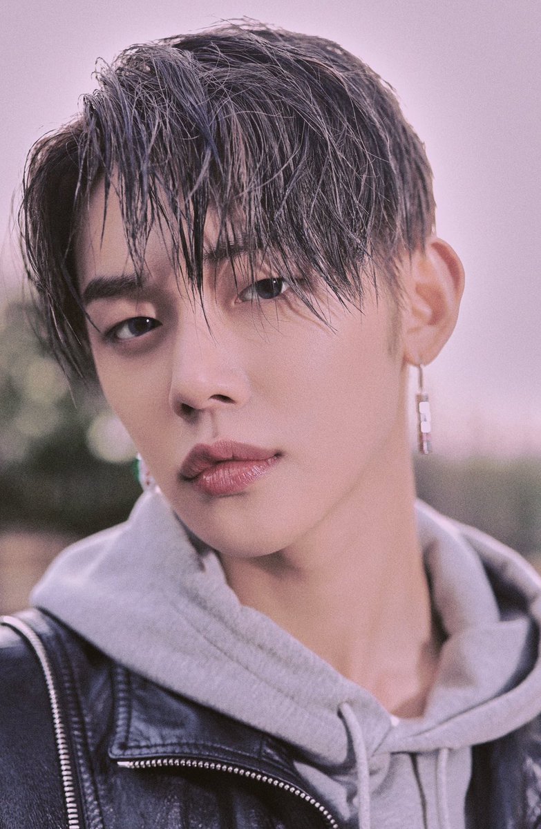 choisyeonbin's tweet photo. touchdown 🏈🏍

#yeonbin au

Soobin is the quarterback of the uni's football team, though when he gets into trouble and runs into Yeonjun - the university's resident bad boy - he scores more than he expected.

https://t.co/ZAPxNIQBI4 https://t.co/CxpjaevtZA