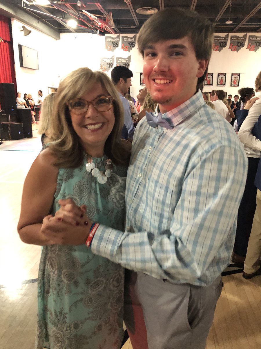 AaronMMarshall6's tweet image. We ❤️ our moms @LaSallePride #MomProm