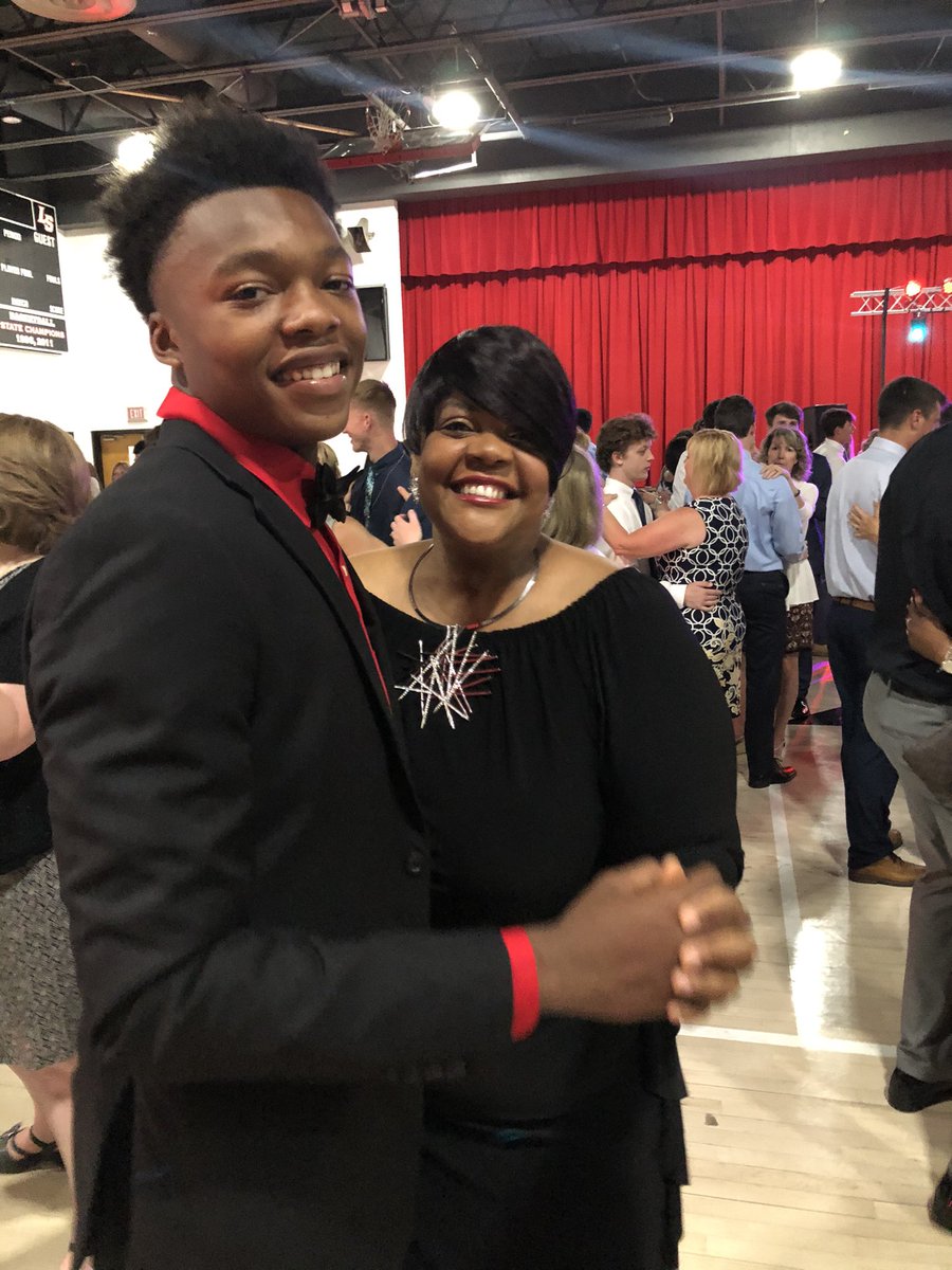 AaronMMarshall6's tweet image. We ❤️ our moms @LaSallePride #MomProm