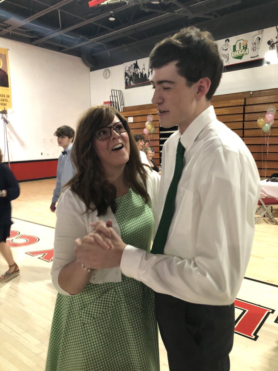 AaronMMarshall6's tweet image. We ❤️ our moms @LaSallePride #MomProm