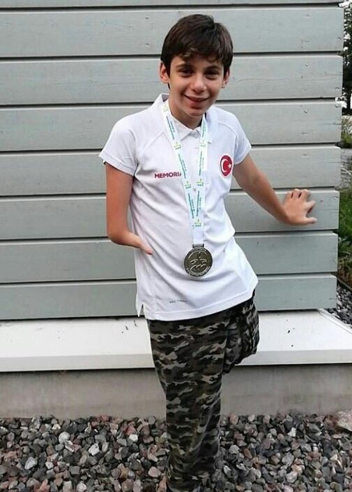 İlkokulda iken, Engelli olması nedeniyle aynı okulda çocuğu olan velilerin “Çocuğumuzun psikolojisini bozuyor” Diyerek okuldan attırmak istediği 13 Yaşındaki bedensel engelli yüzücü #KoralBerkin, Avrupa Gençlik Oyunları’nda yüzme branşında Avrupa 2’ncisi oldu.