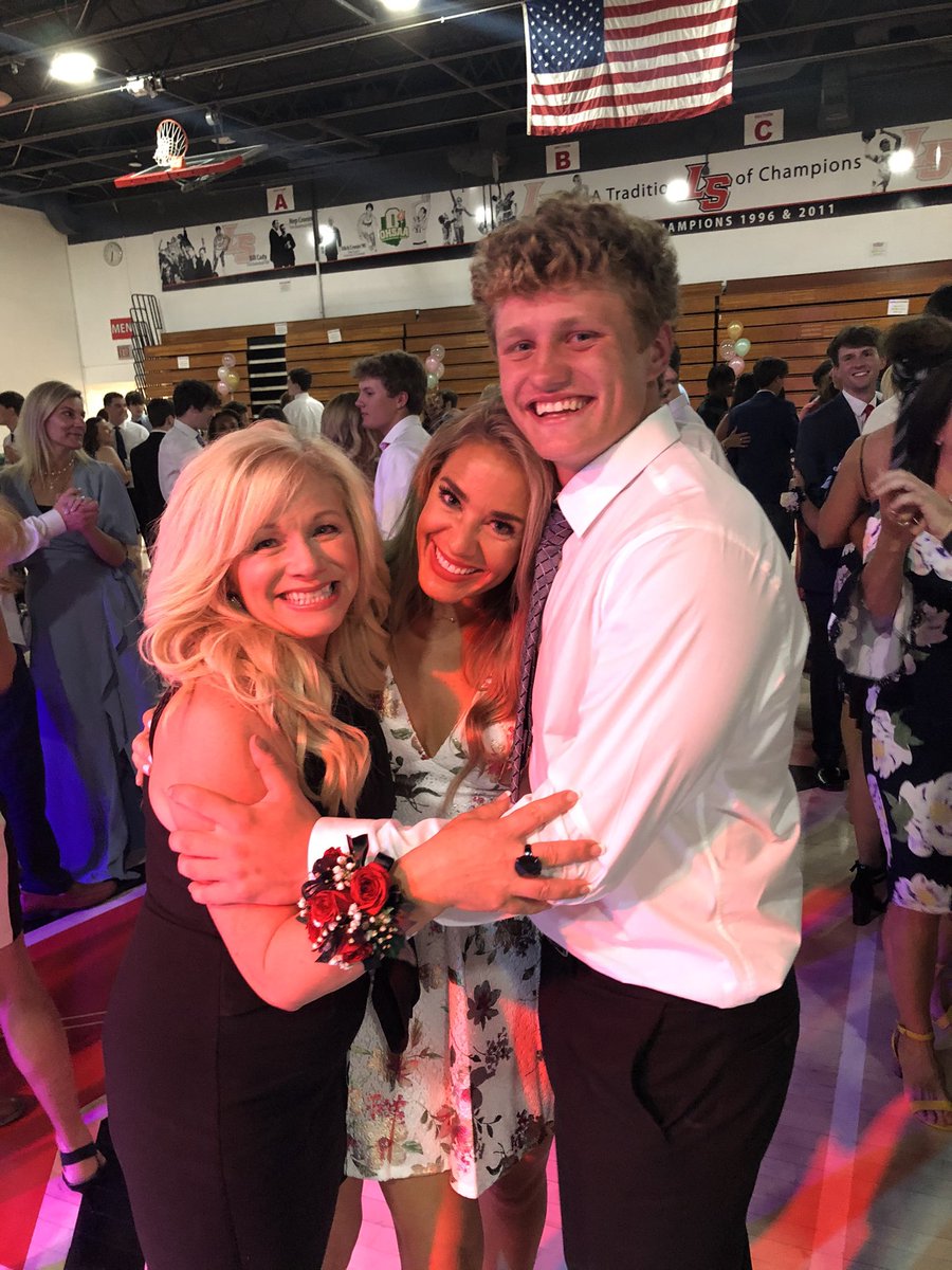 AaronMMarshall6's tweet image. Here we go @LaSallePride #MomProm