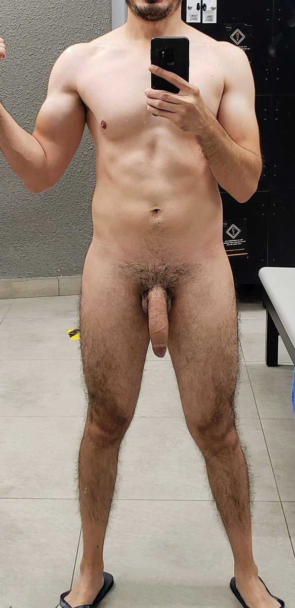 When the locker room is empty, it's time for some nudes selfies 😏😜