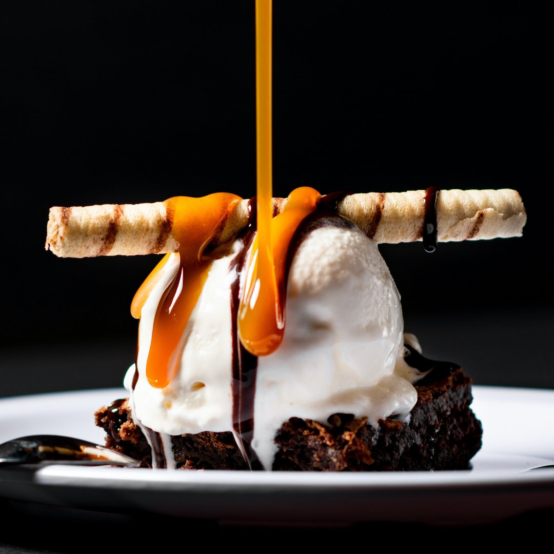 ManScore's tweet image. Sunday calls for dessert !🍨🍩A warm double chocolate chunk brownie with a scoop of vanilla ice cream, salted caramel drizzle, and a rolled wafer cookie on top! Say no more.
.
#Chocolate #Dessert #Caramel #Brownies #IceCream #Desserts #Food #SundayFunday #Yummy #Delish #Delicious