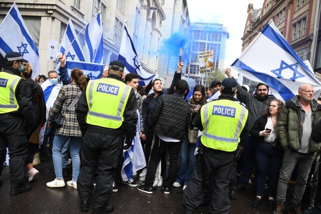 (Police step in after free Palestine supporters approach pro Israel protesters) - Airplay40 - airplay40.com/2021/05/23/pol…