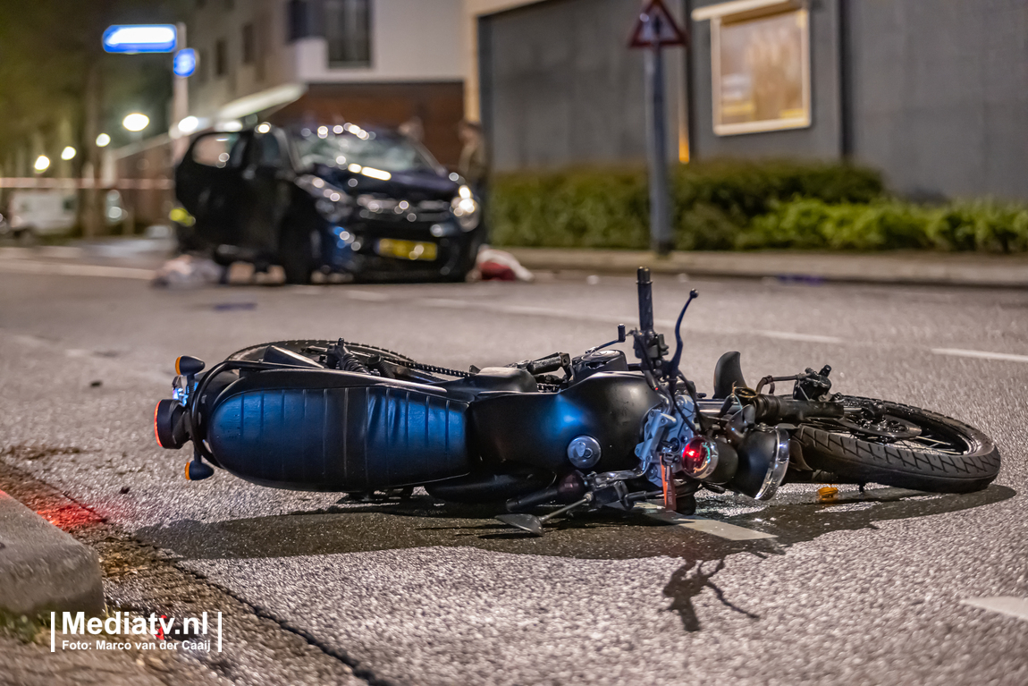 Zondagavond rond  uur heeft er op de Tienmorgenseweg in Rozenburg een aanrijding plaats gevonden tussen een auto en een motorfiets.