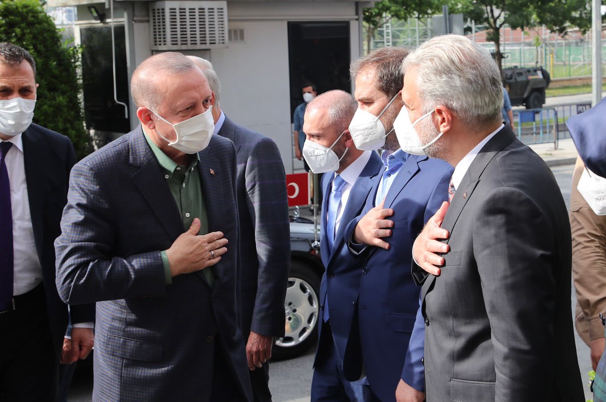 akpartiistanbul's tweet photo. Bugün gelen; misafir değil, ev sahibiydi. Liderimiz, Cumhurbaşkanımız Sayın @RTErdogan'ı İl Başkanlığımızda ağırlamaktan onur duyduk. https://t.co/jQUm6SysMb