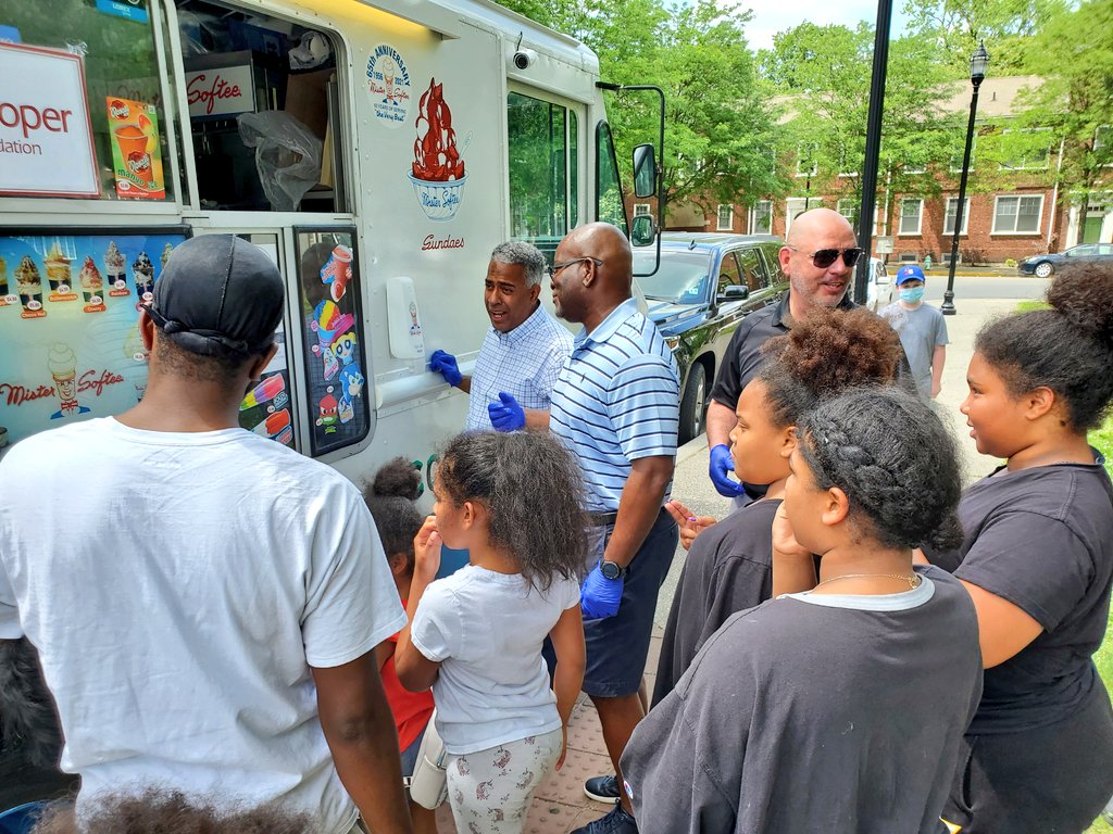 CityofCamdenGov's tweet photo. Mayor Vic Carstarphen &amp; County Commissioner Al Dyer partner with the Cooper Foundation &amp; CCPD to  give out Free Mister Softee Ice Cream on this warm day to residents in Yorkship  Square &amp; Whitman Park. https://t.co/Y8CuLjHYVz
