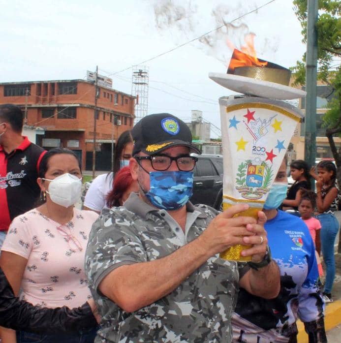 apuertocabello's tweet photo. #VamosConTodo El alcalde @JCbetancourt72 junto a la juventud de Puerto Cabello realizó la revelación de la obra artistica que irá al Concurso de Murales en el marco de los 200 años de la Batalla de Carabobo, y la entrega del Fuego Patrio a las afueras del Estadio Independencia. https://t.co/H4C1XoMtBi