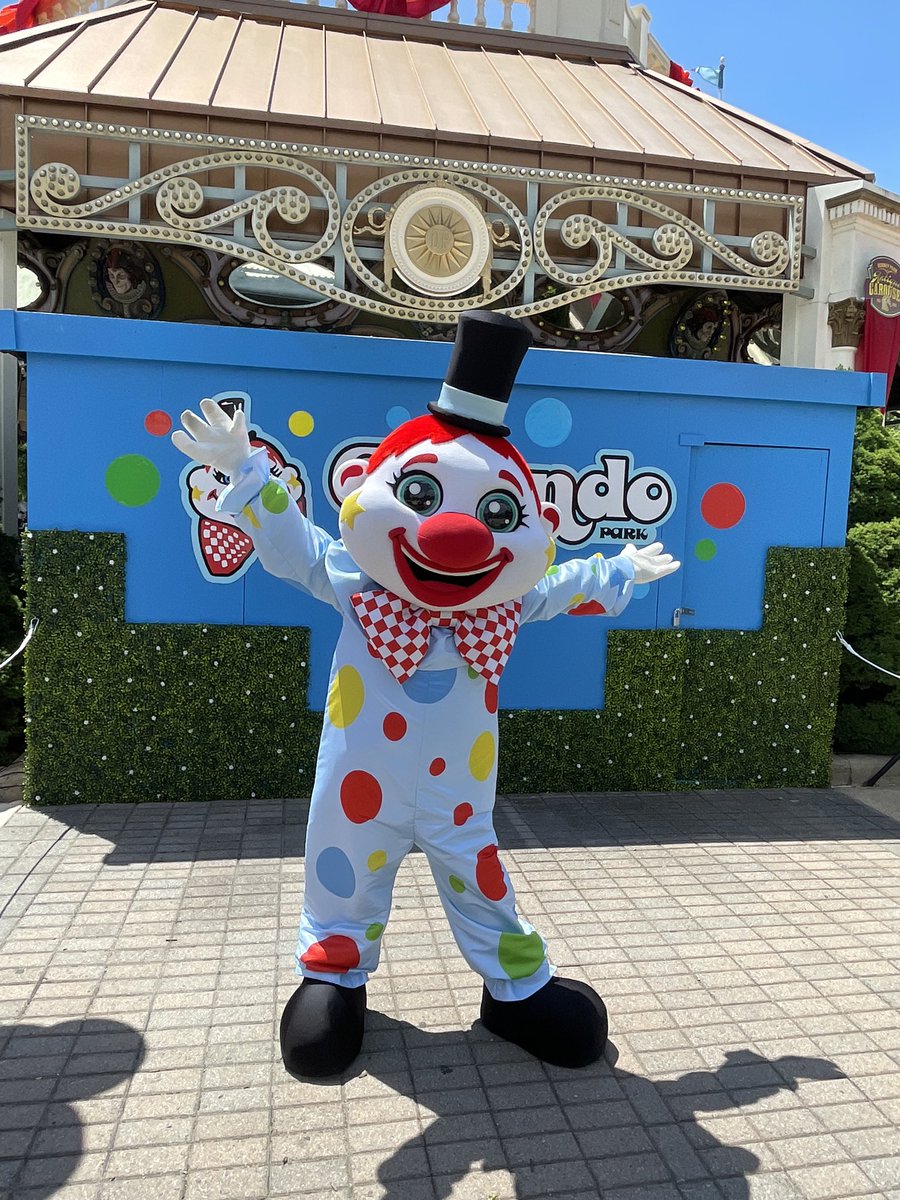 Jace736's tweet image. This weekend was  @DorneyParkPR opening weekend and @_Alfundo was out dancing and greeting guests (with appropriate social distancing). It was so good to be back at Dorney!!!