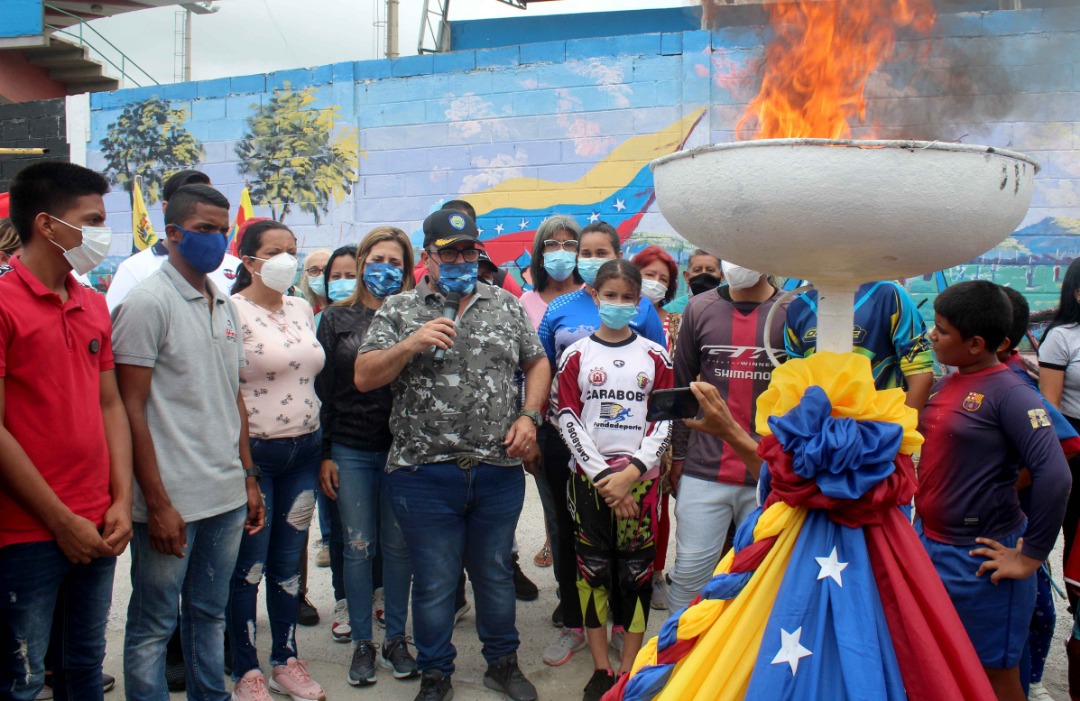 apuertocabello's tweet photo. #VamosConTodo El alcalde @JCbetancourt72 junto a la juventud de Puerto Cabello realizó la revelación de la obra artistica que irá al Concurso de Murales en el marco de los 200 años de la Batalla de Carabobo, y la entrega del Fuego Patrio a las afueras del Estadio Independencia. https://t.co/H4C1XoMtBi