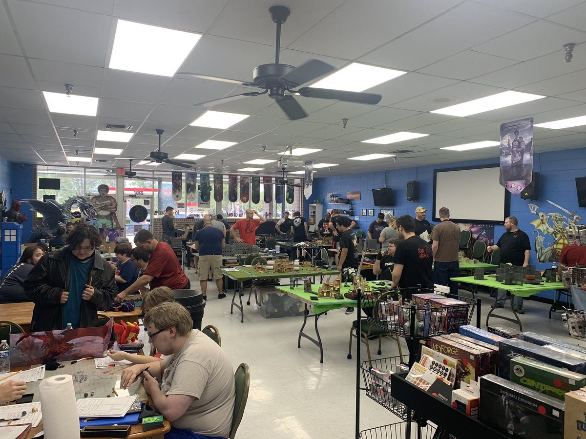 Full house on a Sunday! 40k, EDH, and D&amp;D 😎