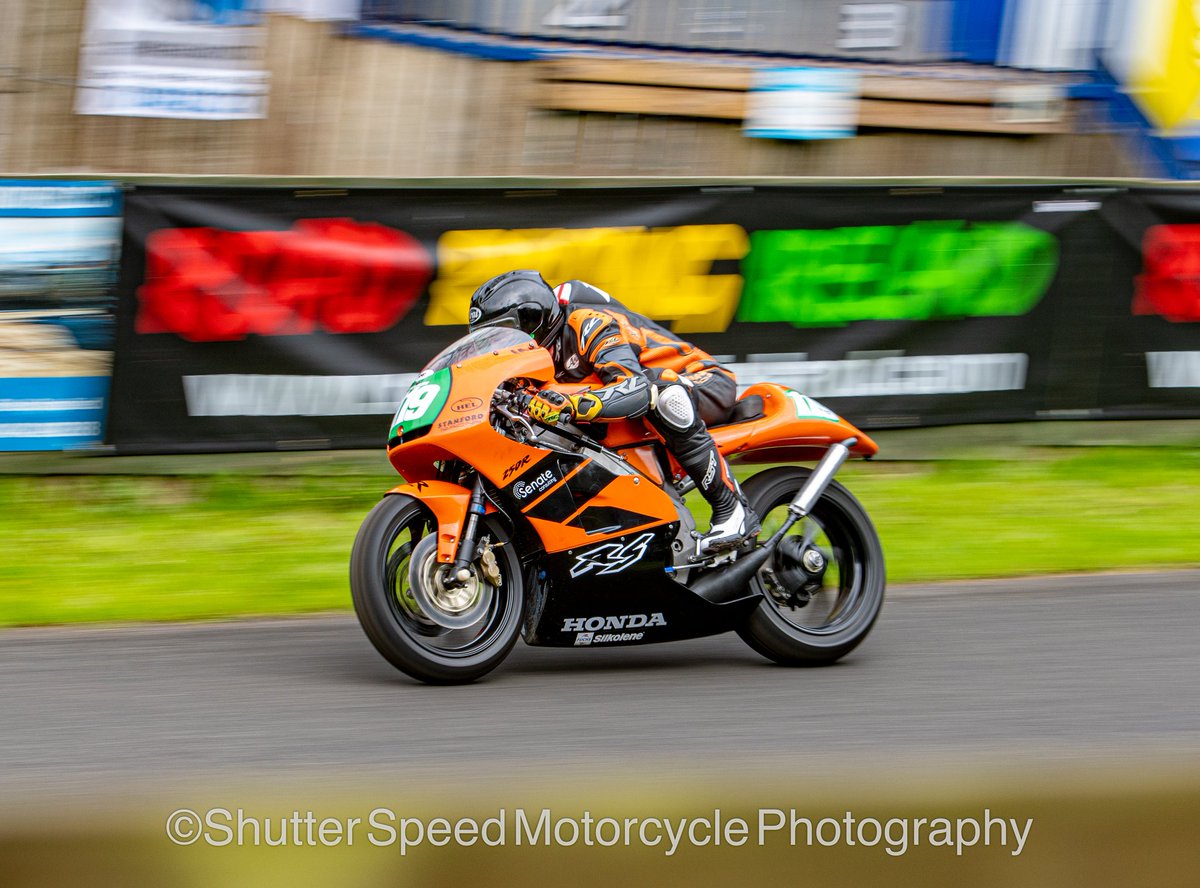 ShutterSpeedMo1's tweet image. Ian Stanford pinning it down the starting straight #oliversmount #roadracing