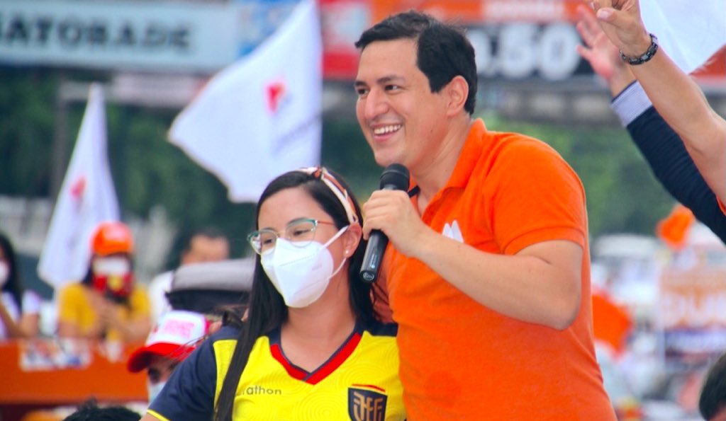 BlancaLopezC_'s tweet photo. Andrés es parte de la nueva generación de jóvenes progresistas que contribuirán a seguir transformando nuestro país y América Latina. 
Querido @ecuarauz, gracias por inspirarnos a continuar por el camino correcto, aún cuando es el más difícil. Daremos todo... hasta vencer!!! https://t.co/Yhcf1FOJ2l