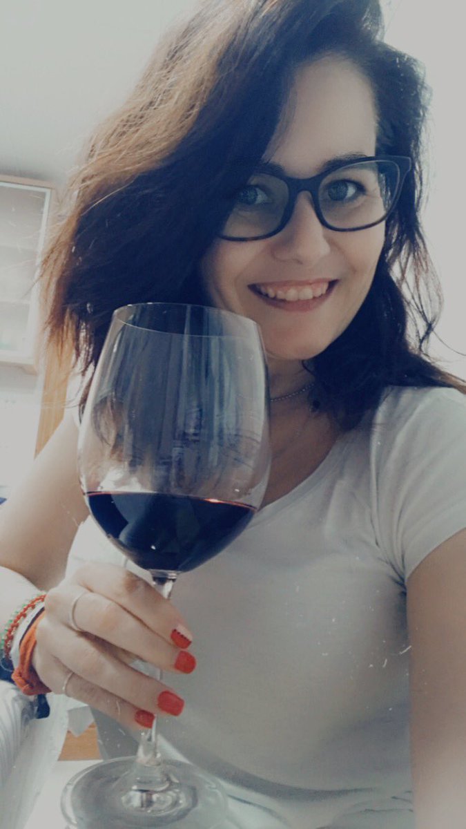 Elena_DPQ's tweet photo. Brindamos por todo lo conseguido, mucho o poco, pero lo hemos conseguido #póntelofácil #sonreiresdeguapas #pocoapoco #volveraseryo https://t.co/jCCU8LlSvJ