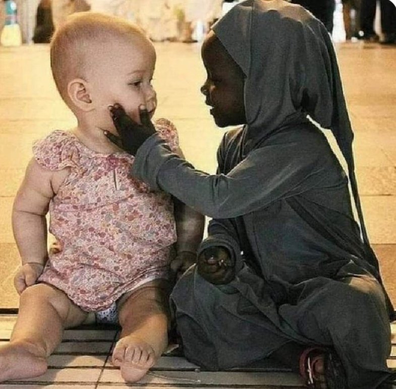 El amor viene de serie, el odio se enseña.

#StopRacismo