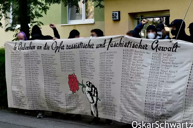 In der Nacht vom 23. auf den 24. Mai 2000 wurde #DieterEich in #BerlinBuch von #Nazis ermordet.

Aus diesem Anlass gedachten ihm in Buch heute 30 #Antifa|schist:innen.

Teilt das Video zu den Aktionen anlässlich des 20. Todestages! #NiemandIstVergessen

🎥youtube.com/watch?v=O1zfQn…