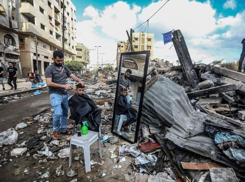 AyaIsleemEn's tweet photo. 🇵🇸#Palestine || Hashem Al Jarousheh is a Palestinian barber. Israeli aircrafts destroyed the only place that supports his family. Hashem decided to work on the rubble of the old barber shop in Gaza city. https://t.co/WyvnsjIxde