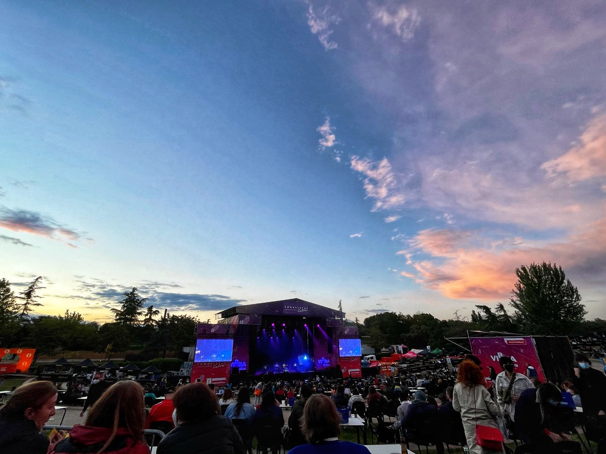Volver a ver atardecer escuchando música en directo. Esa emoción única. Gracias por el trabajo, el esfuerzo y la constancia, querido <a href="/TomavistasFest/">Festival Tomavistas</a> #TomavistasExtra