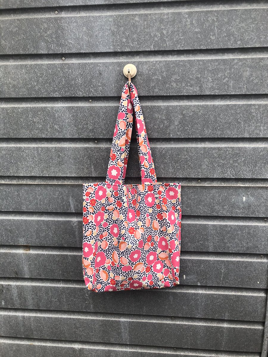 georgiakdesigns's tweet photo. I have uploaded all of my tote bags onto Etsy this week. There’s also 10% off everything on my Etsy until midnight so be quick! 
#HandmadeHour @HandmadeHour @Etsy #etsy https://t.co/jAVvxi6uUr