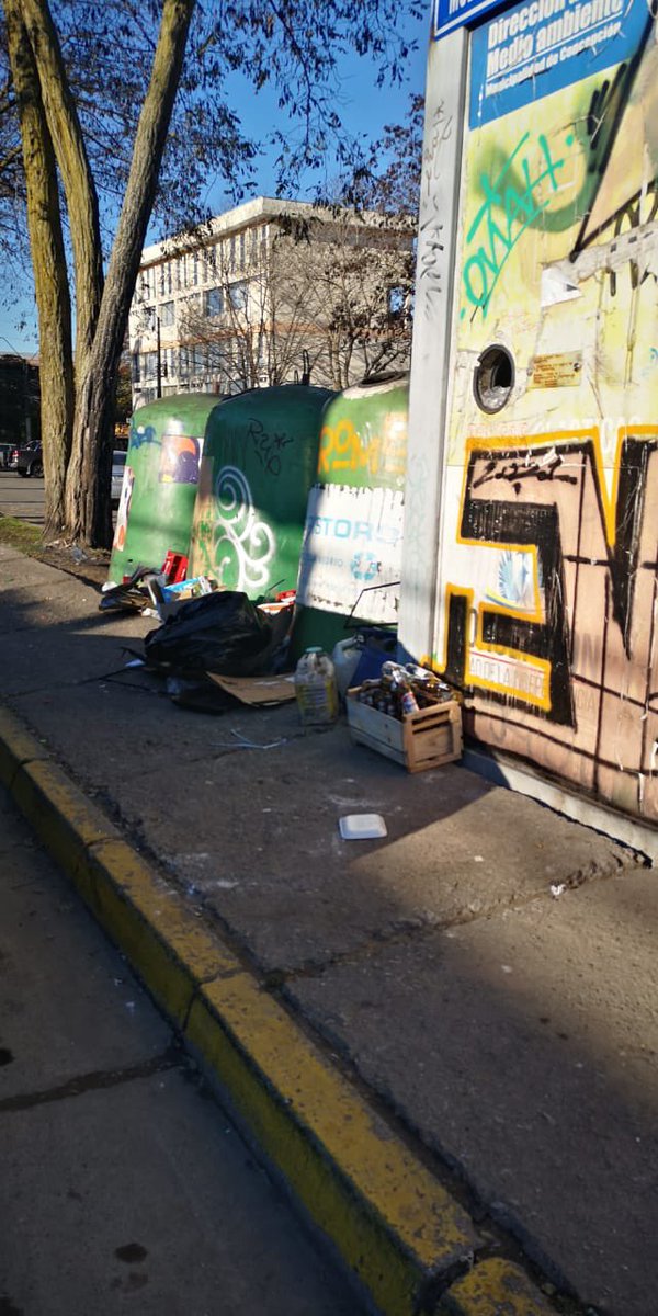 DaniJerezG's tweet photo. Favor limpiar el centro de acopio de reciclados ubicado Orompello/Bulnes , ¡es reciclaje ♻️ no basural! @Muni_Concepcion @Ortizconce https://t.co/LGzYa0y9Je