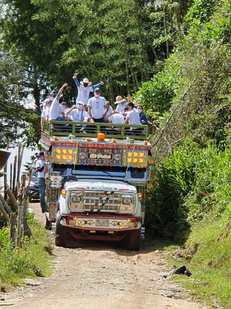 cornare's tweet photo. ¡Seguíamos sembrando árboles en el territorio! Hoy 1.000 arboles le dan un respiro al municipio de El Peñol en la vereda El Carmelo. Gracias a @Alcaldiapenol y @BancoAgrario  por unirse a esta labor. #unárbolpara la vida. #sembrarnosune #cornaresiembravida https://t.co/uQmM9KrGtT