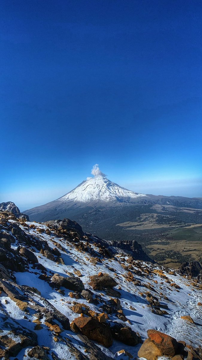 Ivan_ASanchez's tweet photo. He aprendido que la mayoría de las personas queremos vivir en la cima (placer inmediato), sin darnos cuenta que la felicidad está en la forma de subir y disfrutar del camino escarpado (vida). 

#mountains #freedom #peaceofmind https://t.co/Py2pBoW6k3