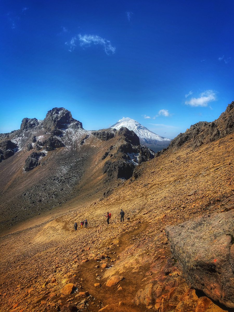 Ivan_ASanchez's tweet photo. He aprendido que la mayoría de las personas queremos vivir en la cima (placer inmediato), sin darnos cuenta que la felicidad está en la forma de subir y disfrutar del camino escarpado (vida). 

#mountains #freedom #peaceofmind https://t.co/Py2pBoW6k3