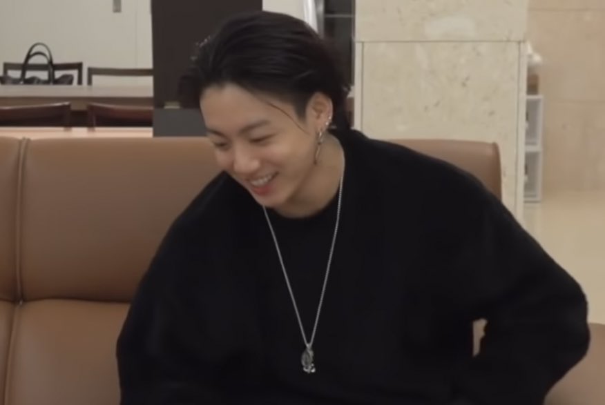 katsfilms's tweet photo. when jungkook wears dangly necklaces https://t.co/8Djbf7K6a1