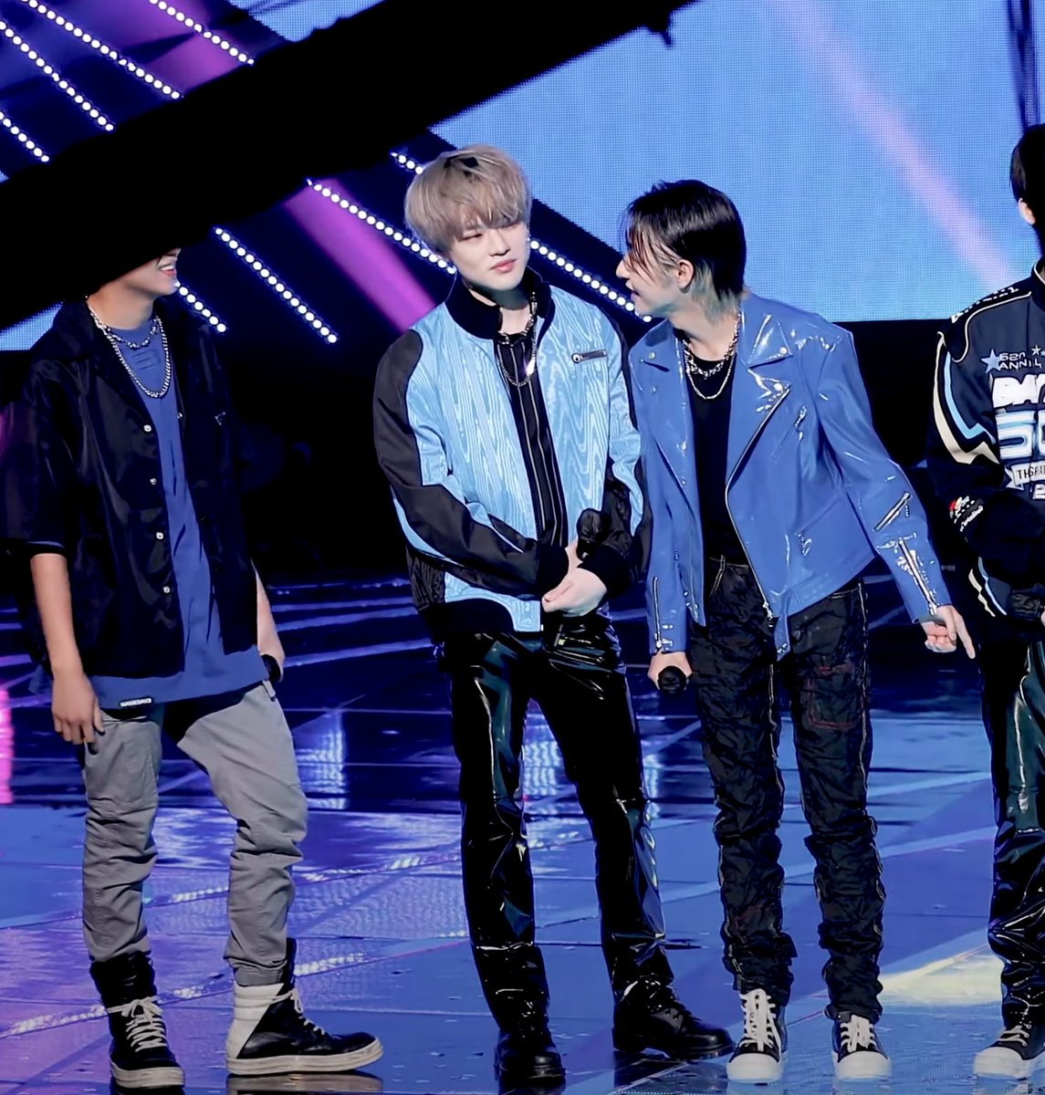 PriKLetT's tweet photo. โมเม้นนี้คือน่ารักมากกก เหมือนน้องอินจุนน่าจะคุยกับแฮชให้ซองชานอยู่บนเวทีด้วยกันต่อมั่ง พอพูดจบก็คือหันล็อกเป้าหมายเข้าชาร์จเลย ดึงตัวไว้ ไม่ให้ลงๆๆ งือออออ #CHANREN https://t.co/OJG1kD3Miz