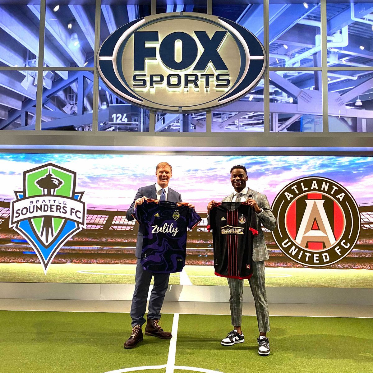 FOXSoccer's tweet image. Wanna win a @SoundersFC Jimi Hendrix jersey or @ATLUTD's home shirt?

Follow us and RT for a chance to win! 🙌
