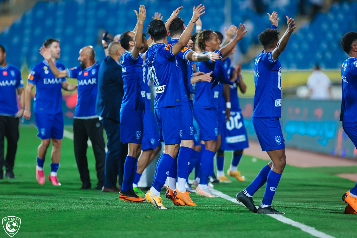 Alhilal_FC's tweet photo. 📸 الحي يحييك.. و"#الهلال يزيدك ذهب" 🏆😍💙

#٦٢بطولة_زرقاء_هلالية https://t.co/8oAs8kpJDG