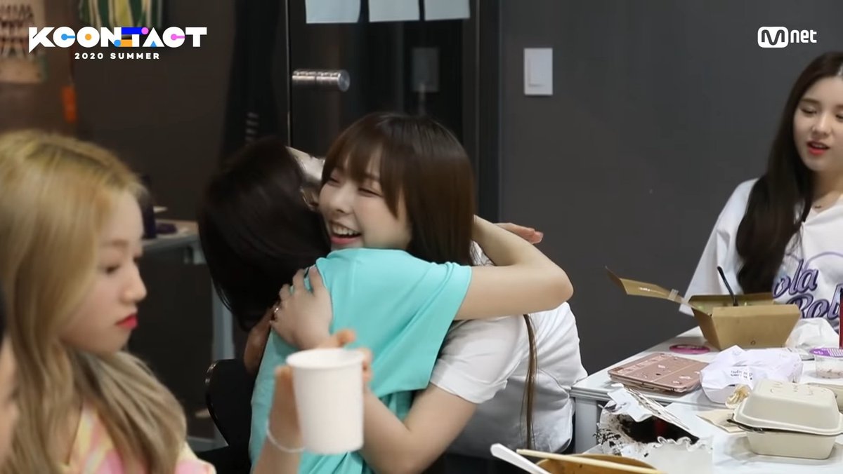 kaheidaily's tweet image. Last year Vivi made Yves a cupcake for her birthday and she said she was very nervous because she did not know if yves would like it so she gave it her all and made the most beautiful cake in the world and even decorated the box, they're so cute :( #비비 #이브