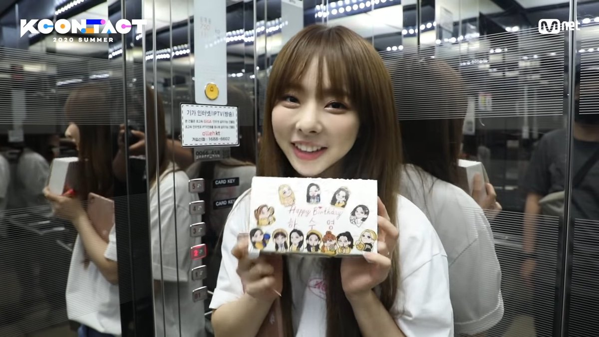 kaheidaily's tweet image. Last year Vivi made Yves a cupcake for her birthday and she said she was very nervous because she did not know if yves would like it so she gave it her all and made the most beautiful cake in the world and even decorated the box, they're so cute :( #비비 #이브