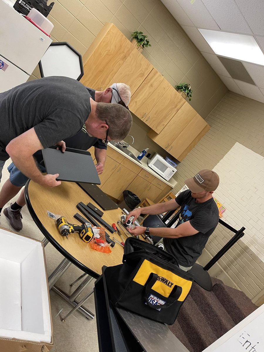 SudduthJackets's tweet photo. @PinelakeSTA volunteers with Be the Church serve day are working hard at Sudduth this afternoon! @StarkvilleSD https://t.co/W99d6mkhDt