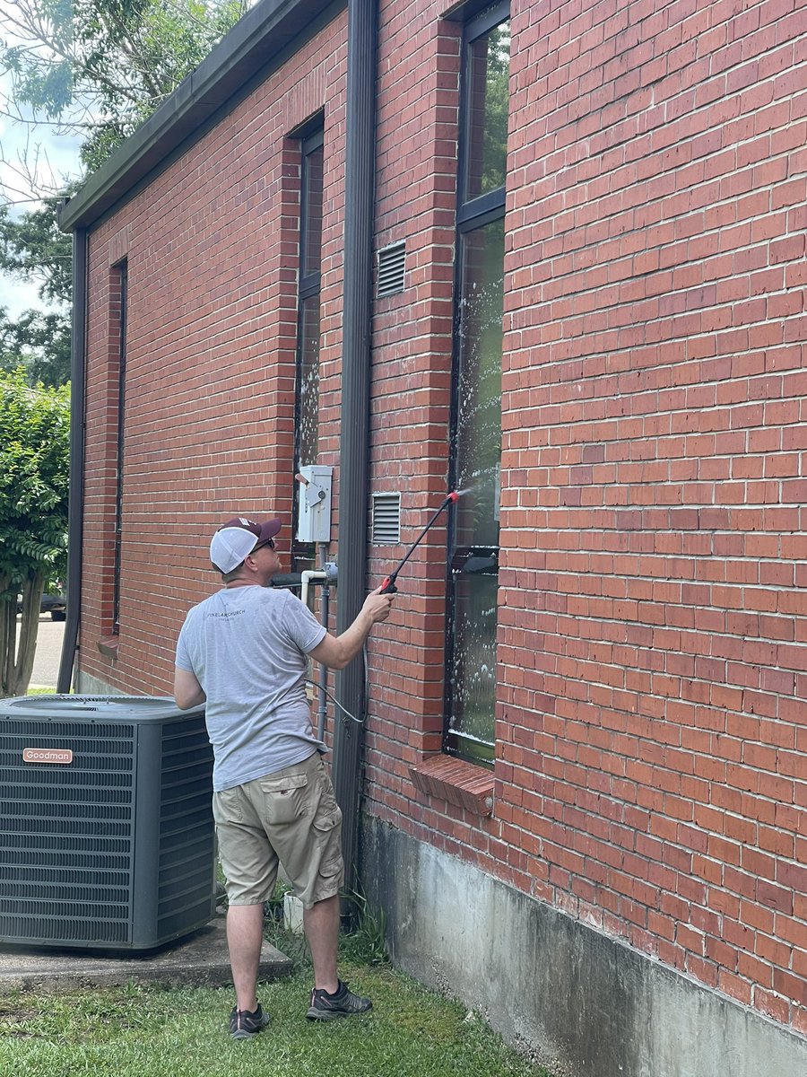 SudduthJackets's tweet photo. @PinelakeSTA volunteers with Be the Church serve day are working hard at Sudduth this afternoon! @StarkvilleSD https://t.co/W99d6mkhDt