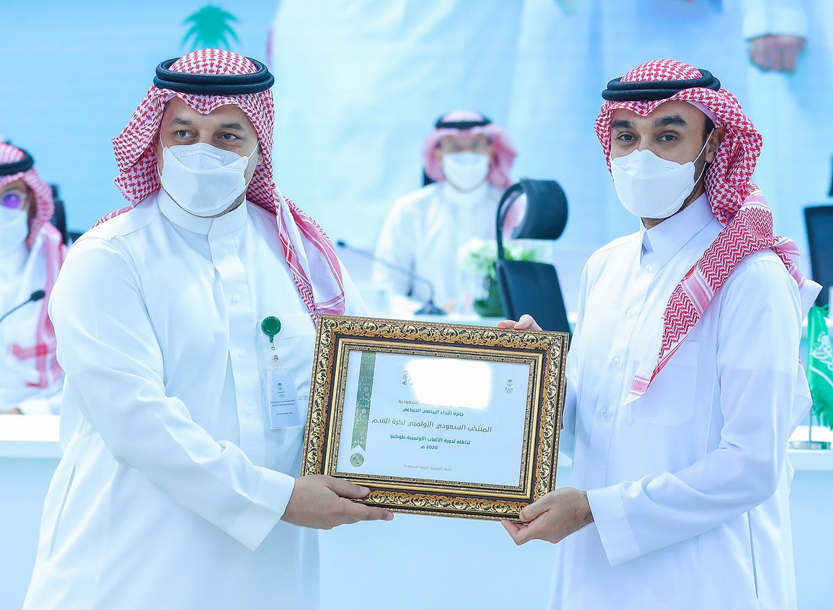 المنتخب السعودي الأولمبي لكرة القدم @SaudiNT يفوز بجائزة الأداء الرياضي الجماعي لعام 2020م.. #عمومية_الأولمبية_السعودية