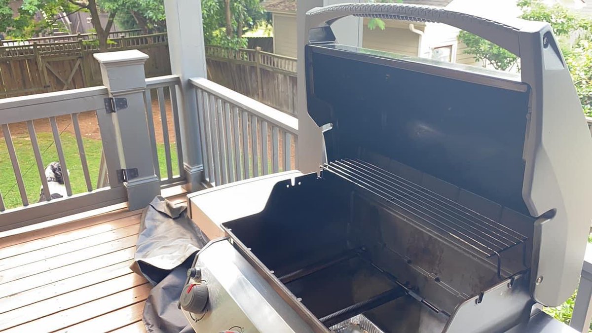 While highly satisfying, thoroughly cleaning your grill insides is the most disgusting chore ever. 🤮