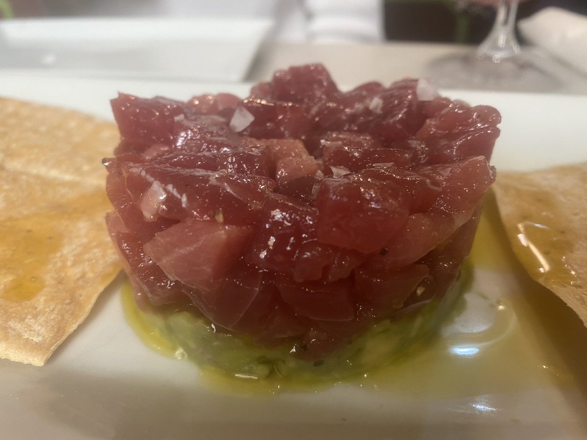 Consulta de urgencia a mi amigo Pepe Monforte que me aconseja con un enlace de <a href="/Cosasdecome/">Pepe Monforte Ariza</a> y… ¡acierto 100%!

Una locura <a href="/LaSorpresaCadiz/">Taberna La Sorpresa</a> con un amontillado de <a href="/DelgadoZuleta/">Delgado Zuleta</a> que es poesía y el atún más fresco y mimado del universo. Sin camuflar. 

Arte en estado puro.